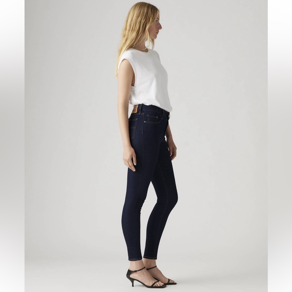 Levi’s 721 High Rise Skinny, EUC! Dark Wash